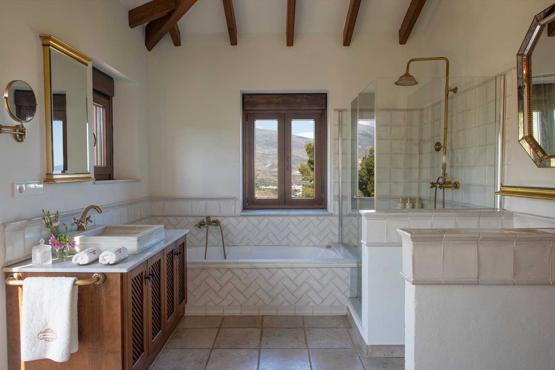Baño de la suite con bañera exenta