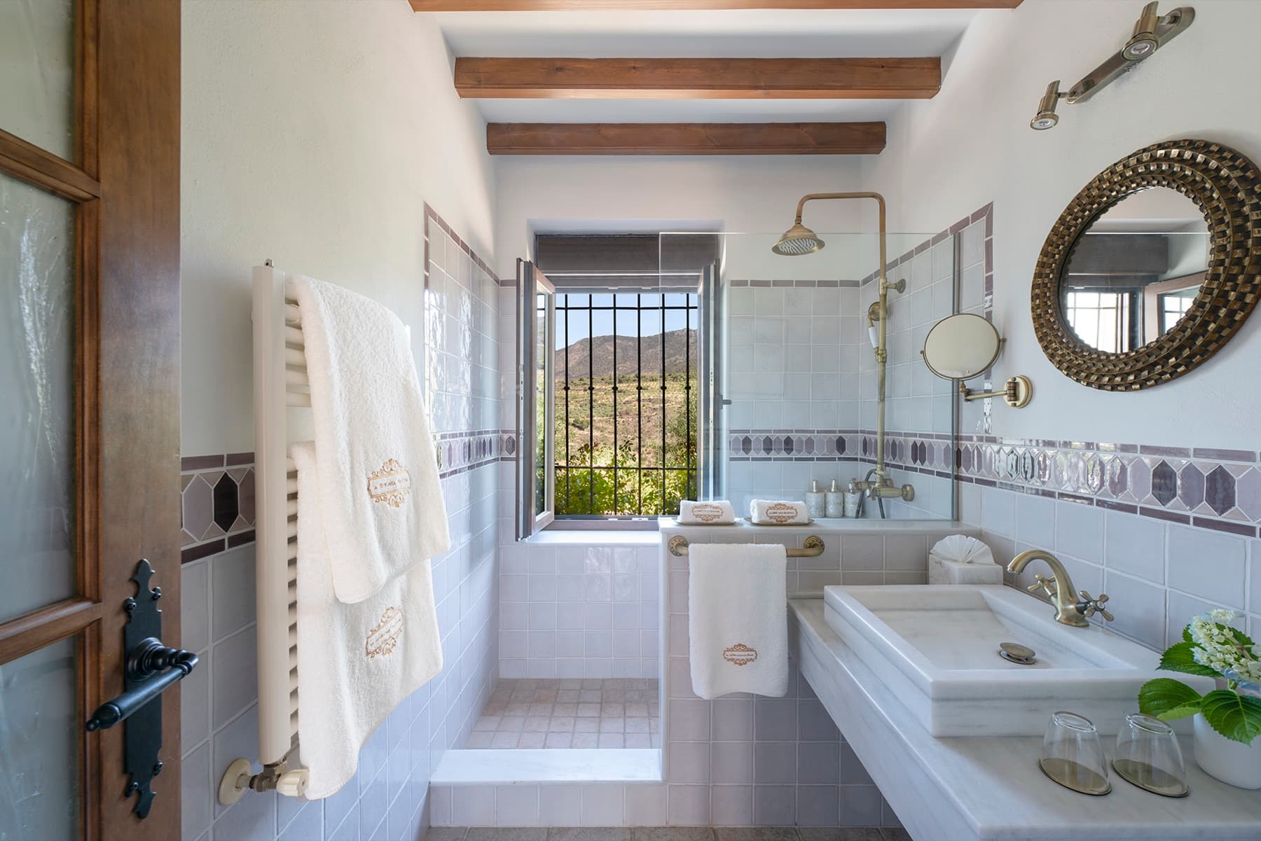 Baño de habitación con azulejo andaluz