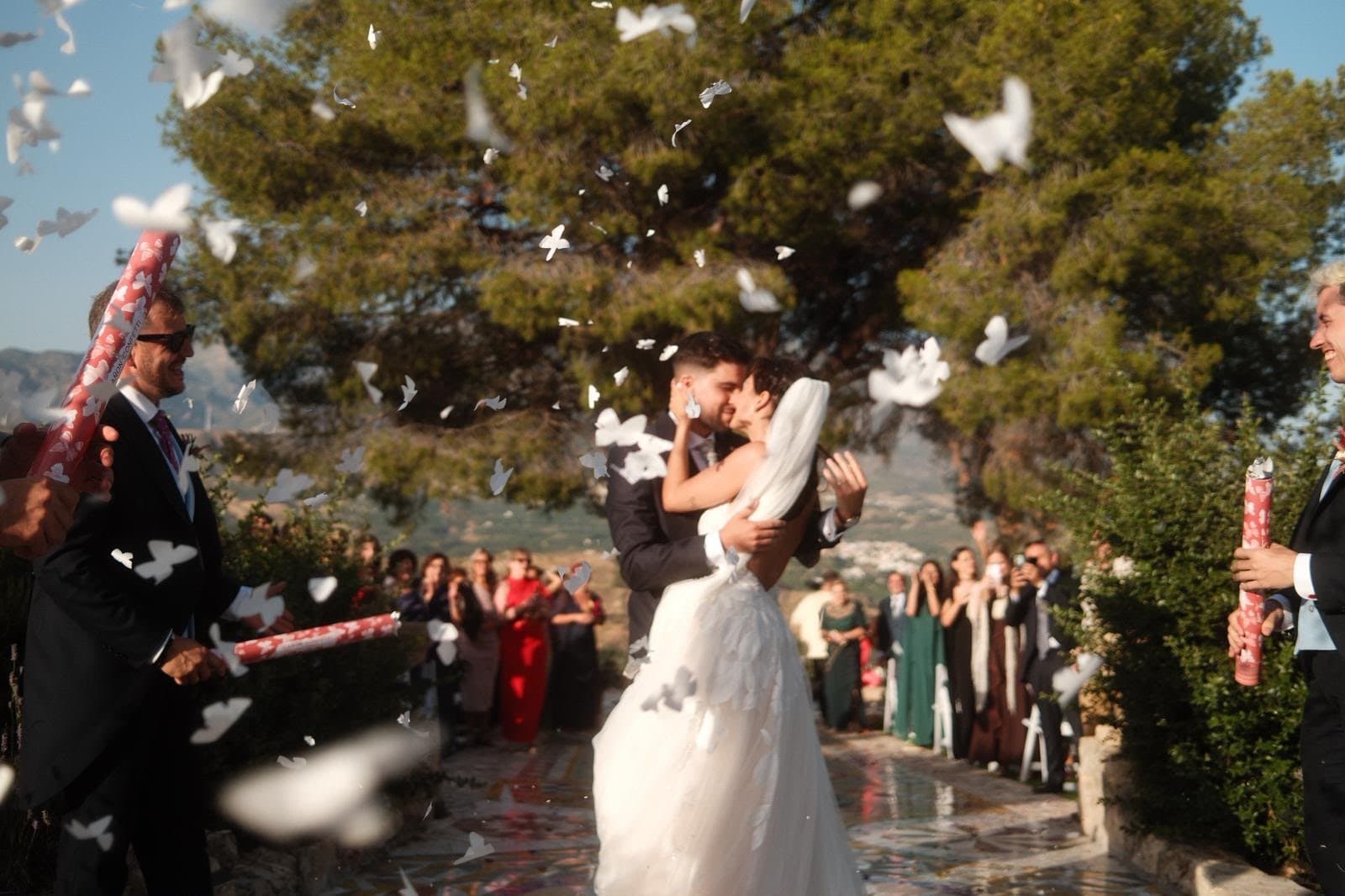 Salida de los novios entre confeti
