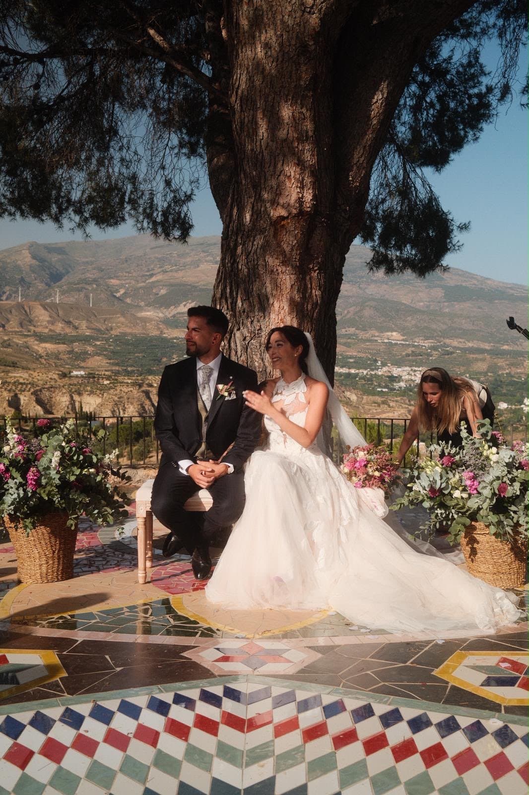 Pareja de novios junto al árbol de la finca