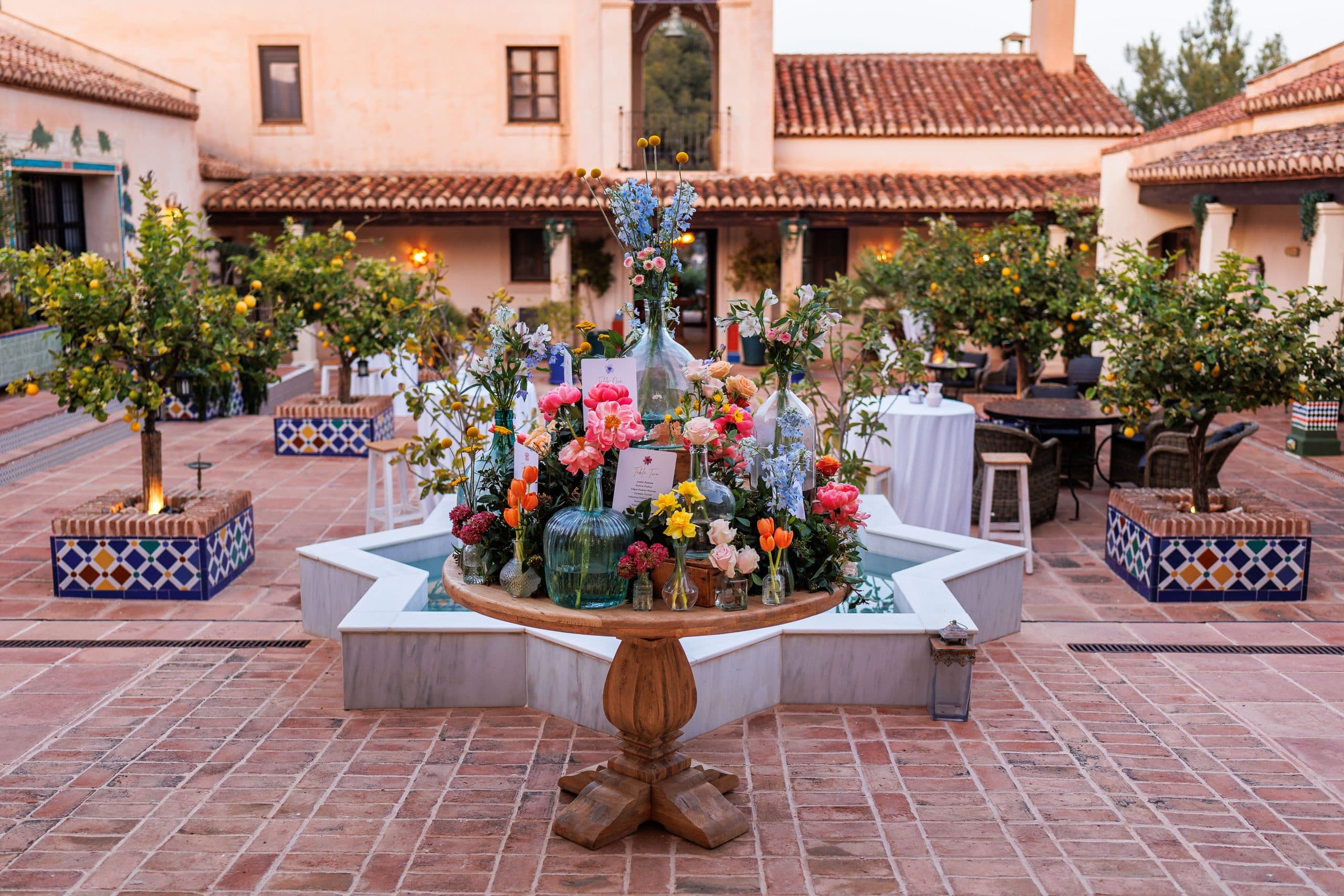 Patio interior empedrado de la hacienda