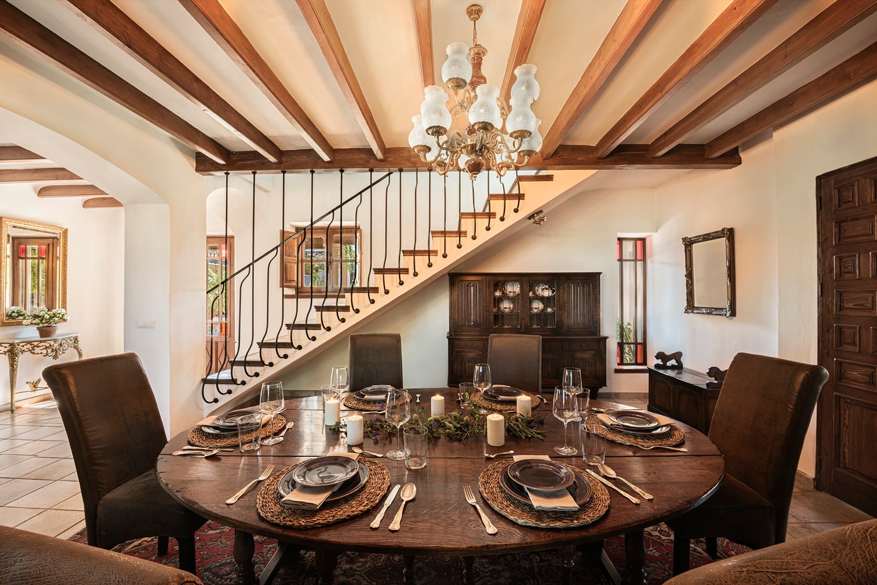 Comedor preparado para una comida
