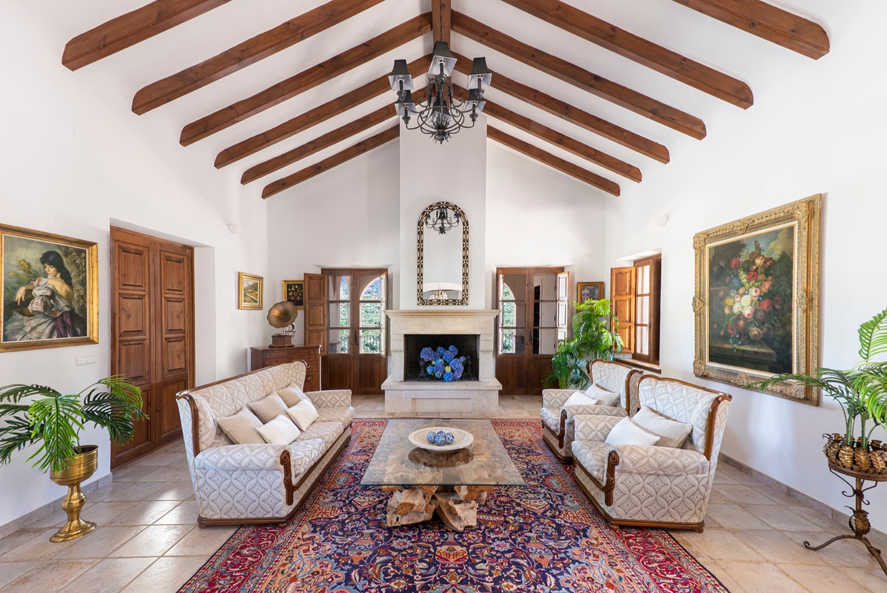 Salón principal de la hacienda con chimenea