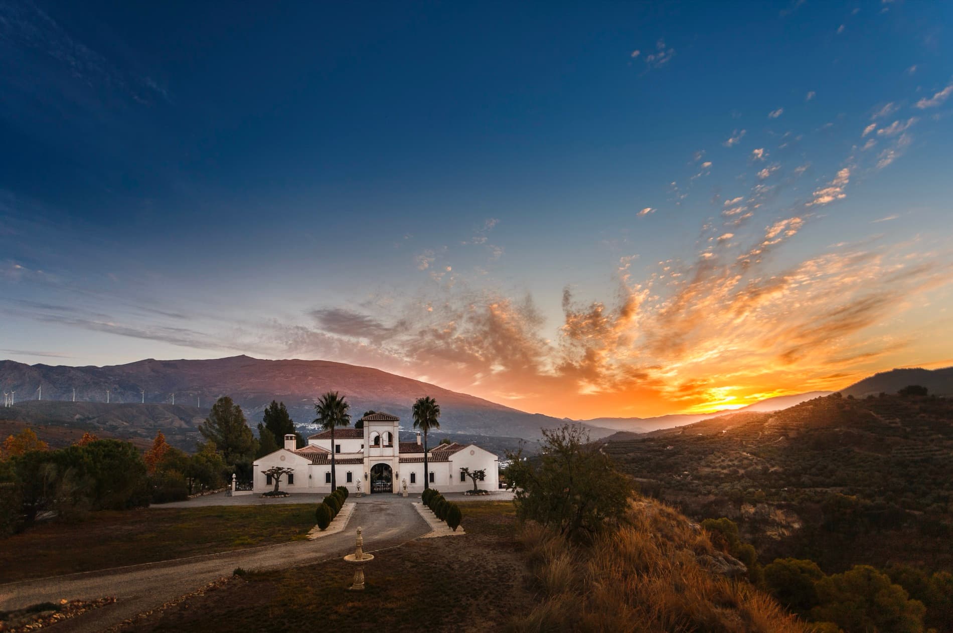 Vista aérea de Hacienda La Esperanza al atardecer, en el Valle de Lecrín