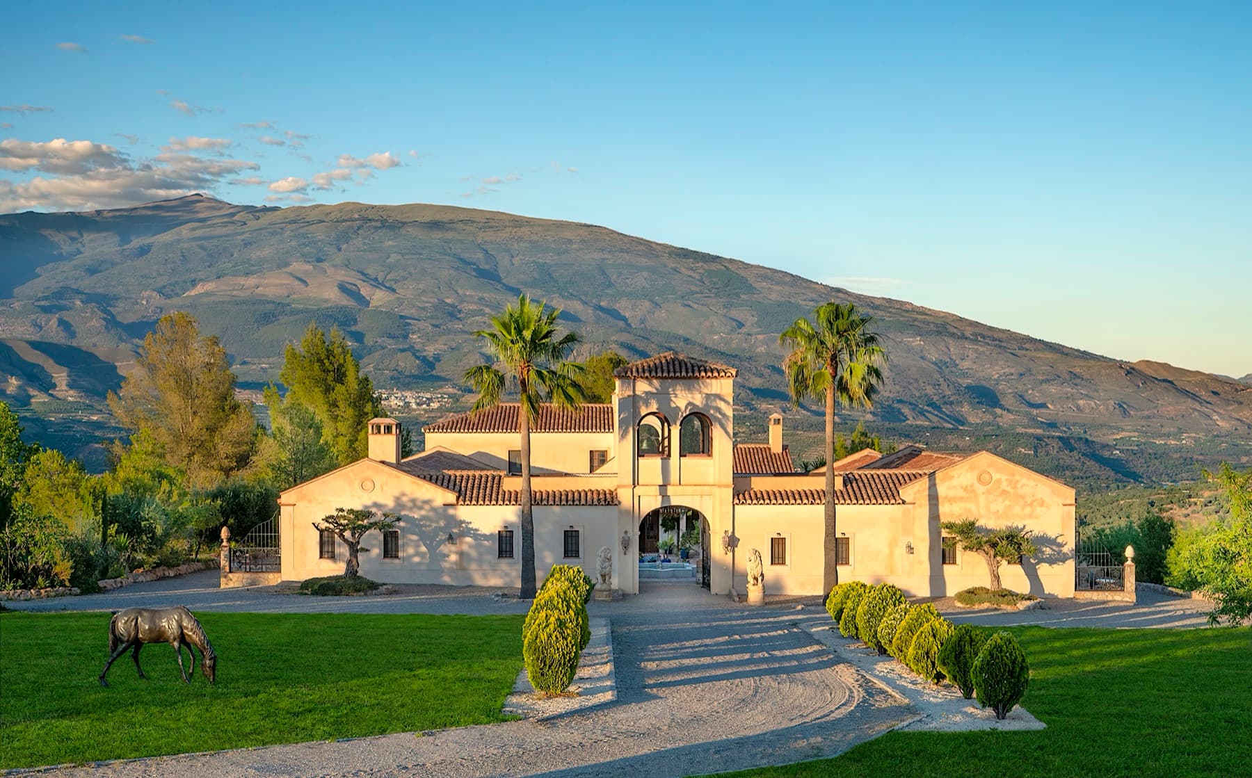 Fachada de la hacienda entre olivos, en Saleres (Granada)