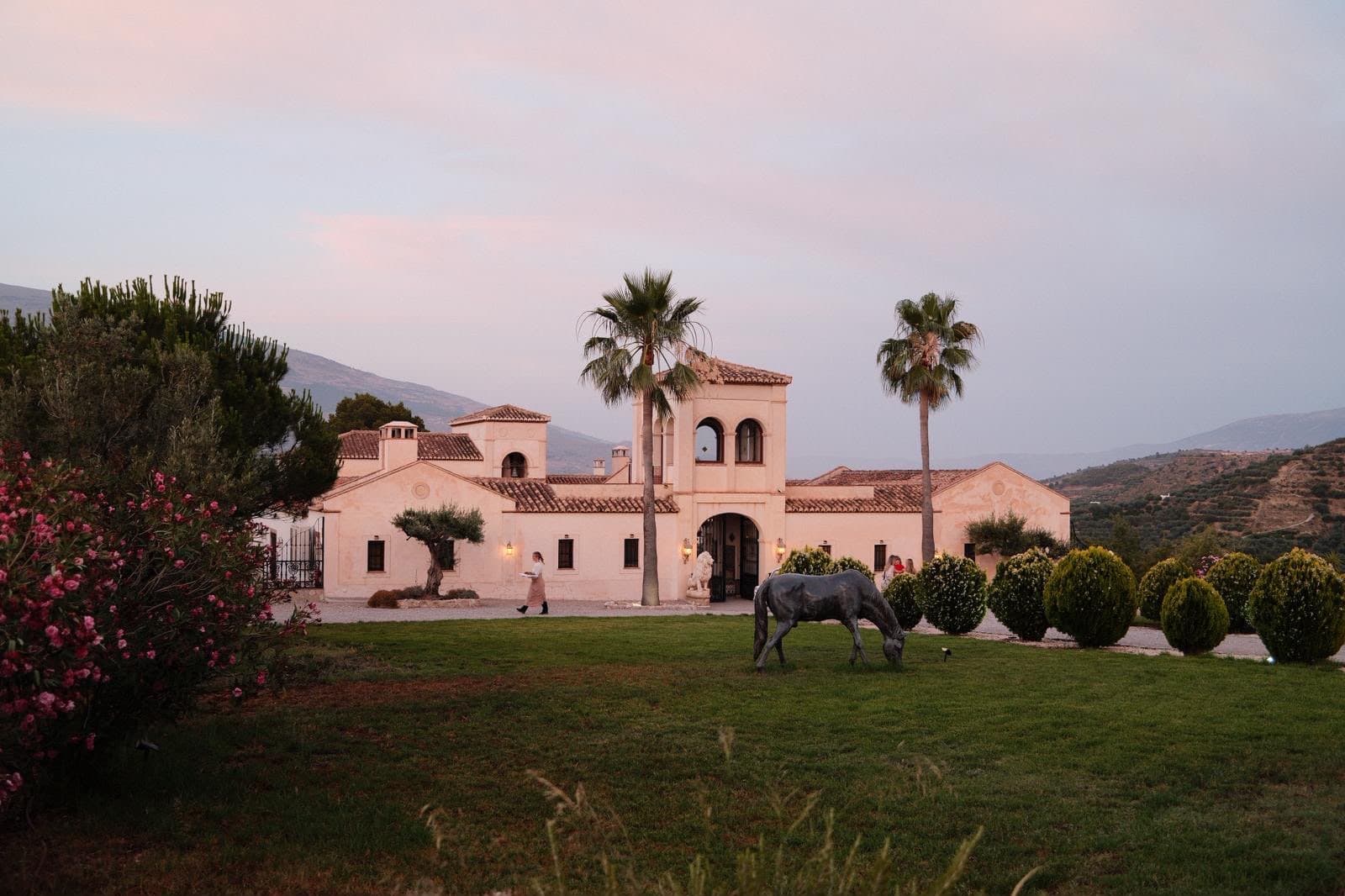 La hacienda al atardecer con Sierra Nevada al fondo
