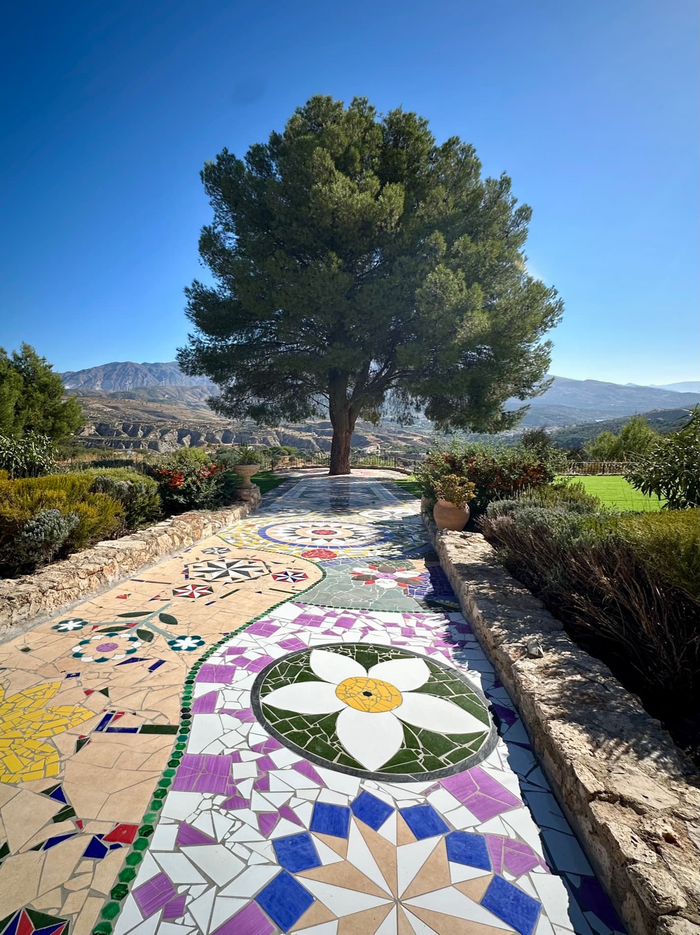 Sendero de mosaico entre los jardines