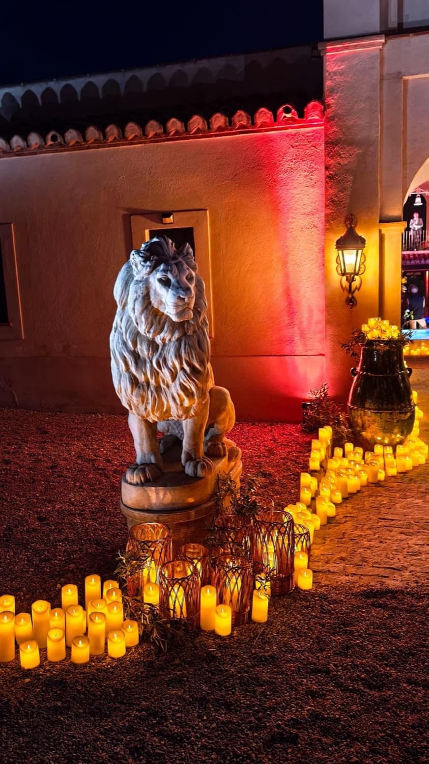 León de piedra en la entrada de la finca