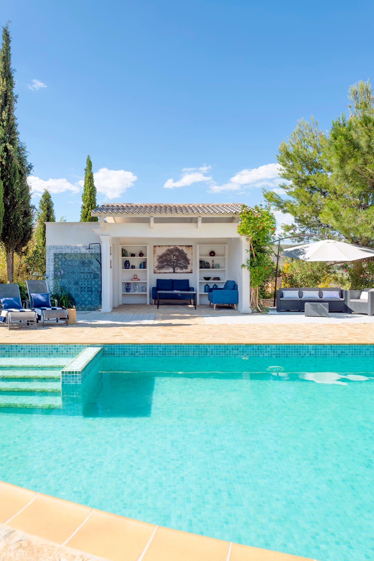 La piscina con la hacienda al fondo