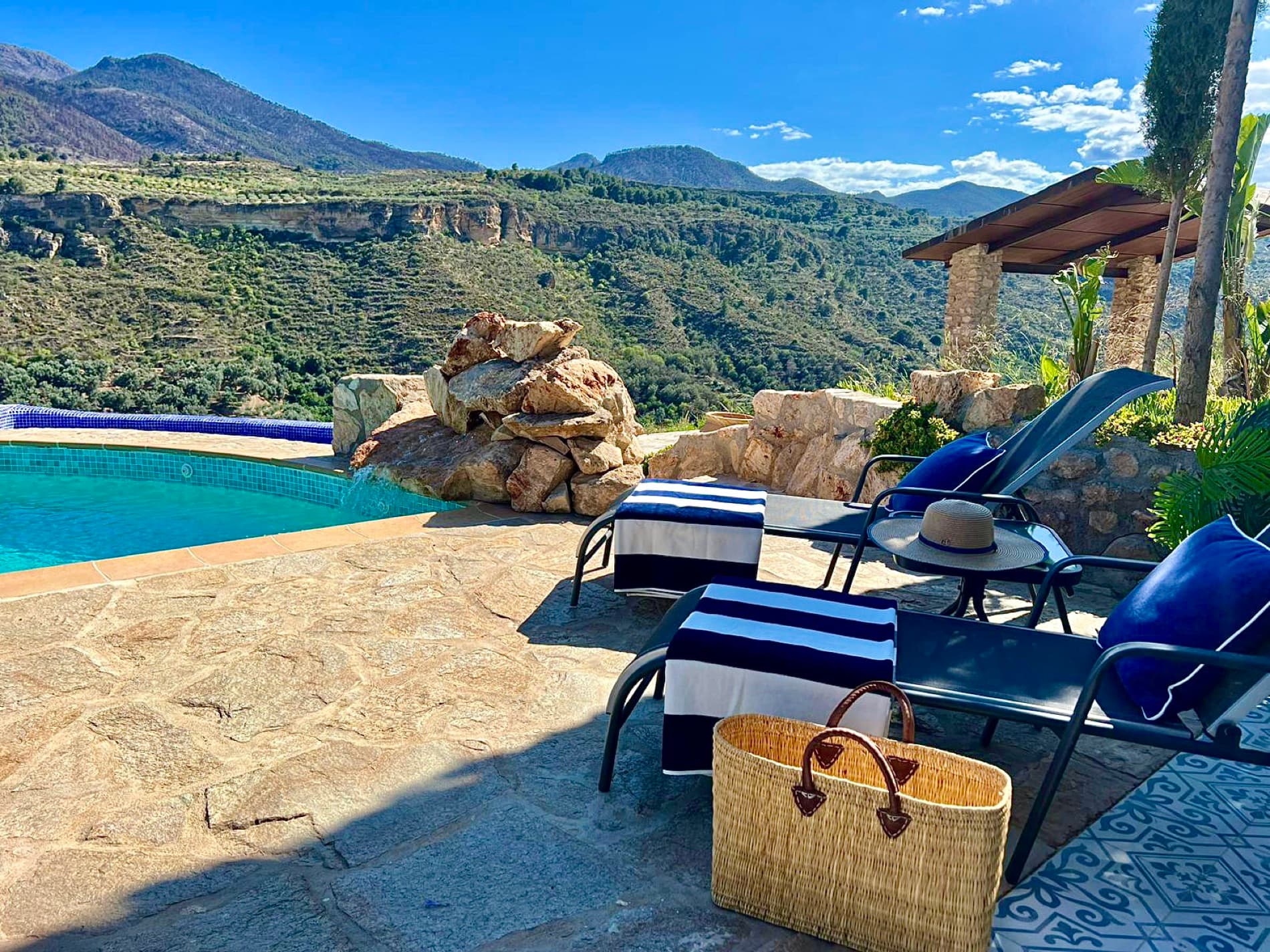 Hamacas junto a la piscina, frente al valle